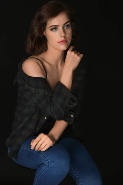 Koyu Arkaplanda Güzel Bir Genç Kadının Portresi — Stok fotoğraf