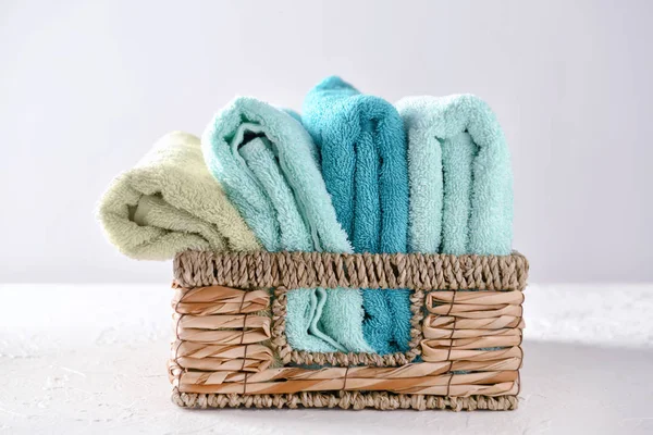 Wicker Basket Folded Clean Towels Table — Stock Photo, Image