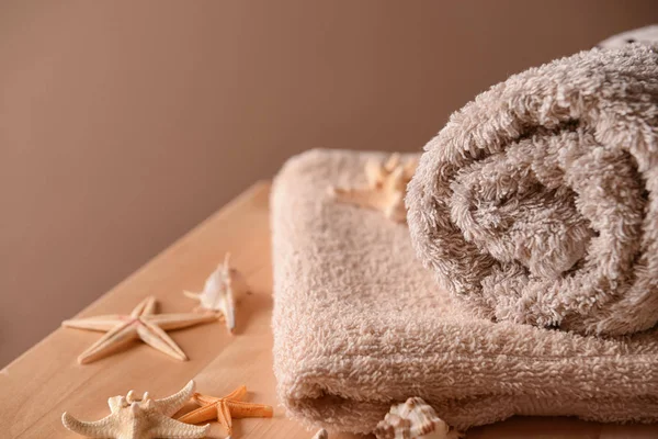 Saubere Weiche Handtücher Auf Holztisch Nahaufnahme — Stockfoto