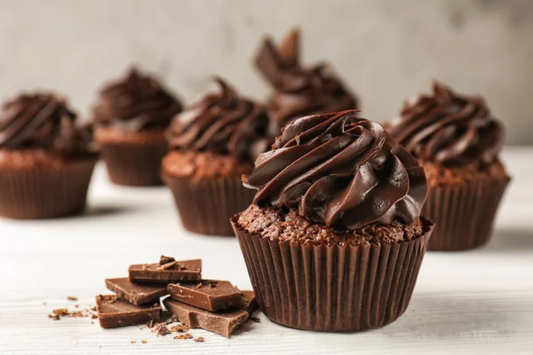 Beyaz ahşap masa üzerinde lezzetli çikolata cupcakes