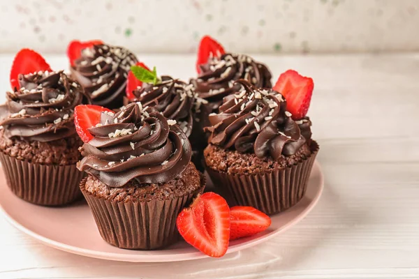 Plaka masada lezzetli çikolatalı kekler