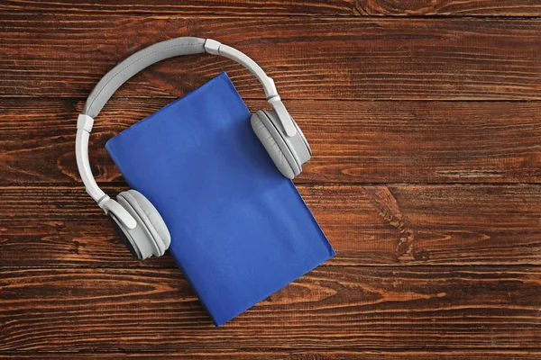 Headphones Book Wooden Background Concept Audiobook — Stock Photo, Image