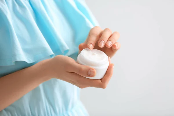 Woman Applying Body Cream Light Background Closeup — Stock Photo, Image