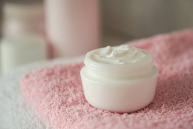 Vücut kremi yumuşak havlu üzerinde ile jar