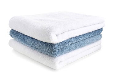 Beyaz arka plan üzerinde temiz yumuşak havlu yığını