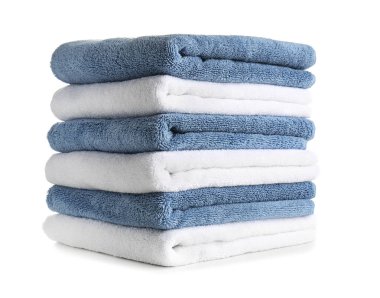 Beyaz arka plan üzerinde temiz yumuşak havlu yığını
