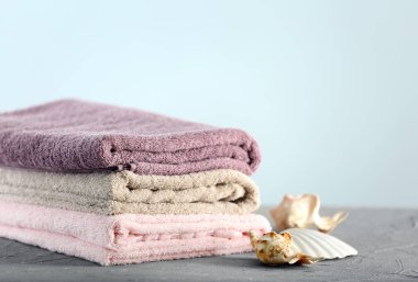 Açık renkli karşı masada temiz katlanmış havlu