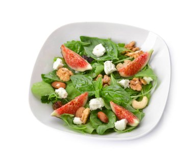 Beyaz zemin üzerine lezzetli incirli salata ile plaka