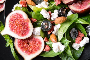 Lezzetli incirli salata, closeup ile plaka