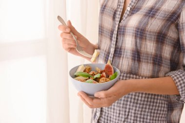 Lezzetli incirli salata, tatlı yemek kadın