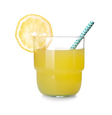 Beyaz arka planda bir bardak taze limon suyu.