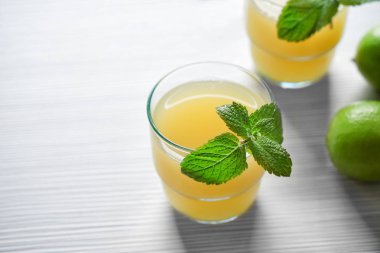 Bardak taze limon suyu Beyaz ahşap tablo