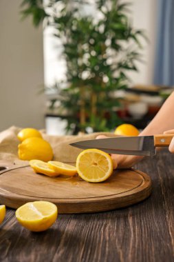 Kadın mutfakta taze limon suyu hazırlama