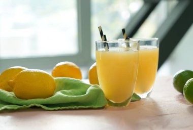 Taze limon suyu masada gözlük