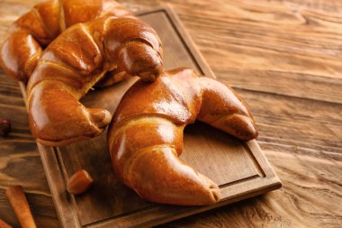 Ahşap masa üzerinde kurulu ile lezzetli taze hilal rulo