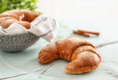 Lezzetli taze hilal rulo masada