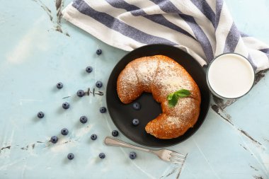 Tabak taze hilal ekmek ve süt masada, üstten görünüm