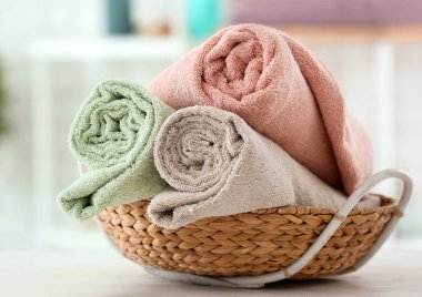 Hasır sepet beyaz tablo tarih temiz yumuşak havlu ile