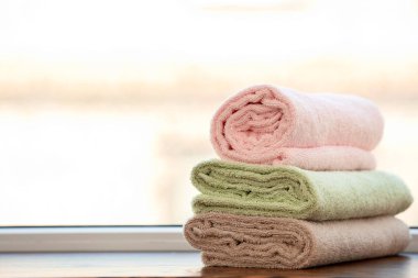 Pencere temiz yumuşak havlu yığını