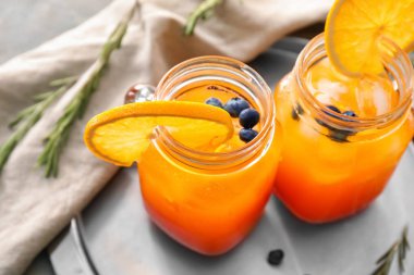 Mason kavanoz masada lezzetli yaz kokteylleri ile