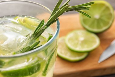 Lezzetli ferahlatıcı yaz kokteyl cam, portre