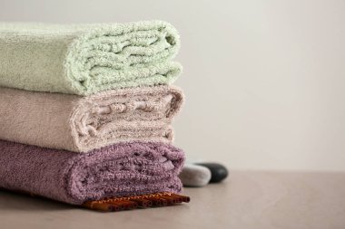 Bambu hasır üzerinde temiz yumuşak havlu yığını