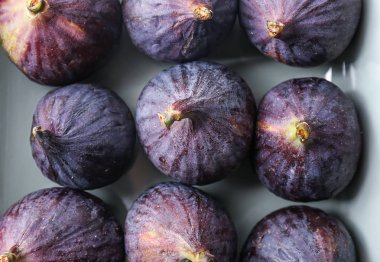 Taze olgun mor incir plaka, üstten görünüm