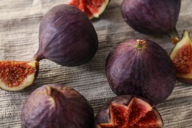 Tablo, closeup taze olgun mor incir