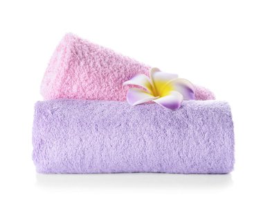 Beyaz arka plan üzerinde temiz yumuşak havlu çiçek ile haddelenmiş