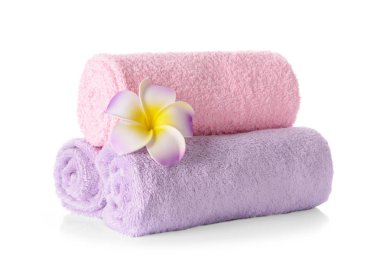Beyaz arka plan üzerinde temiz yumuşak havlu çiçek ile haddelenmiş
