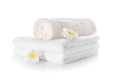 Çiçekli Beyaz arka plan üzerinde temiz yumuşak havlu yığını