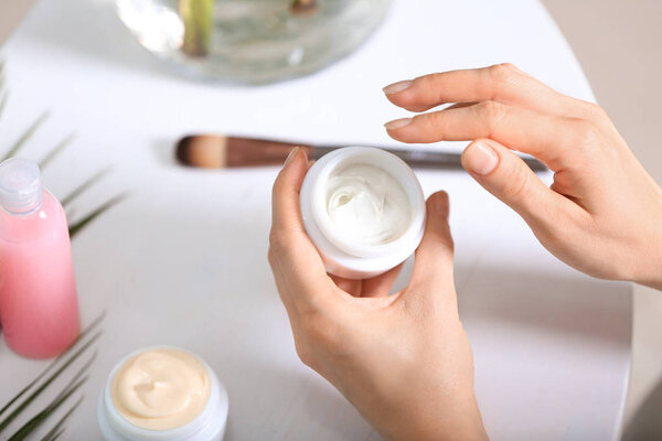 Женщина наносит крем для тела, крупным планом
