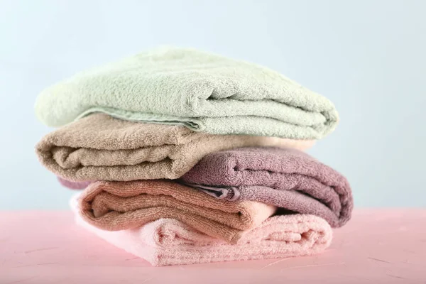 Clean Folded Towels Table Light Background — Stock Photo, Image