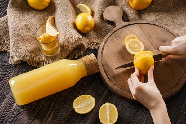 Mujer Preparando Jugo Limón Fresco Cocina —  Fotos de Stock