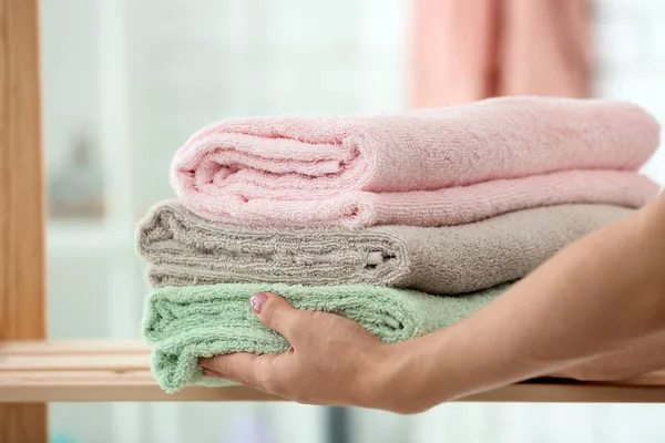 Vrouw Zetten Stapel Schone Handdoeken Plank Badkamer — Stockfoto