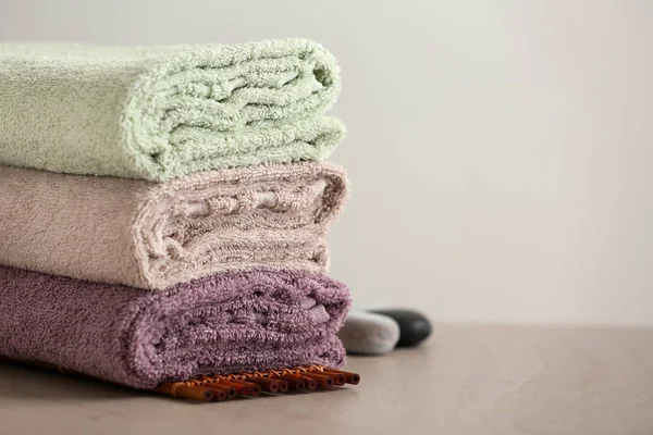 Stack Clean Soft Towels Bamboo Mat — Stock Photo, Image