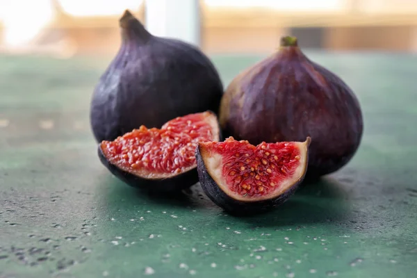 Frische Reife Lila Feigen Auf Farbtisch — Stockfoto