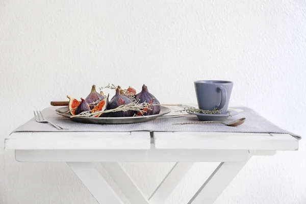 Plate Fresh Ripe Purple Figs Cup Tea Table — Stock Photo, Image