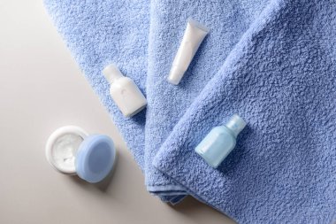 Temiz yumuşak havlu ile kozmetik renk arka plan üzerinde