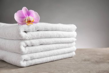 Tablo gri arka plan üzerinde beyaz temiz havlu yığını