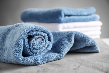 Temiz bir havlu masada, closeup haddelenmiş