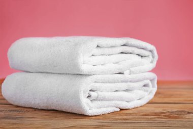 Ahşap masa renk arka plan üzerinde temiz yumuşak havlu yığını