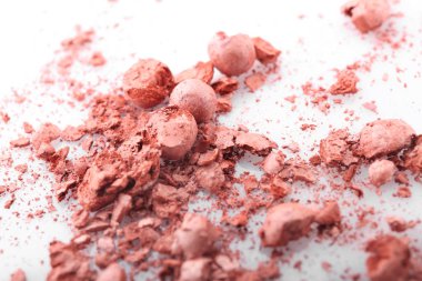 Ezilmiş makyaj toz beyaz arka plan üzerinde