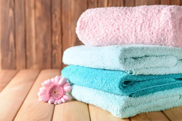 Stack Clean Soft Towels Flower Wooden Table — Stock Photo, Image