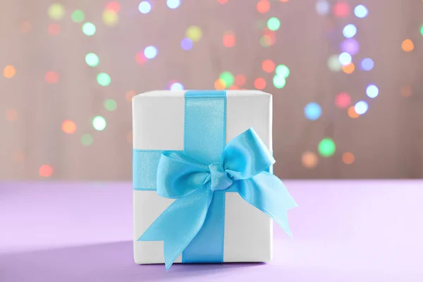 Caja Regalo Con Cinta Azul Mesa Color Contra Luces Borrosas — Foto de Stock