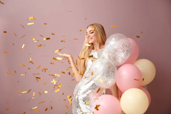 Piękna Młoda Kobieta Balonów Spadające Konfetti Przeciwko Kolor Tła — Zdjęcie stockowe