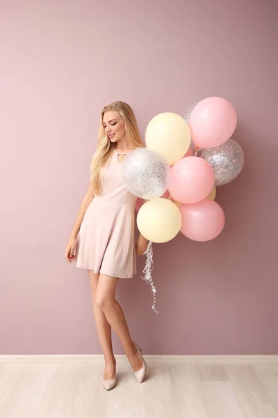 Belle Jeune Femme Avec Des Ballons Air Contre Mur Couleur — Photo