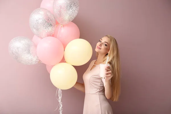 Piękna Młoda Kobieta Balonów Koktajl Kolor Tła — Zdjęcie stockowe