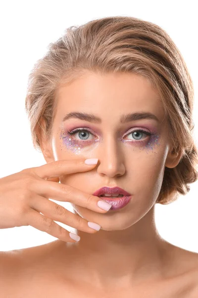 Mujer Joven Con Hermoso Maquillaje Sobre Fondo Blanco — Foto de Stock