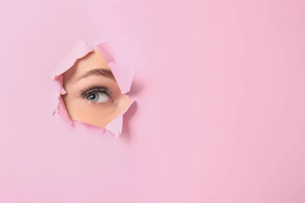 Oog Voor Mooie Jonge Vrouw Zichtbaar Door Gat Roze Gescheurd — Stockfoto